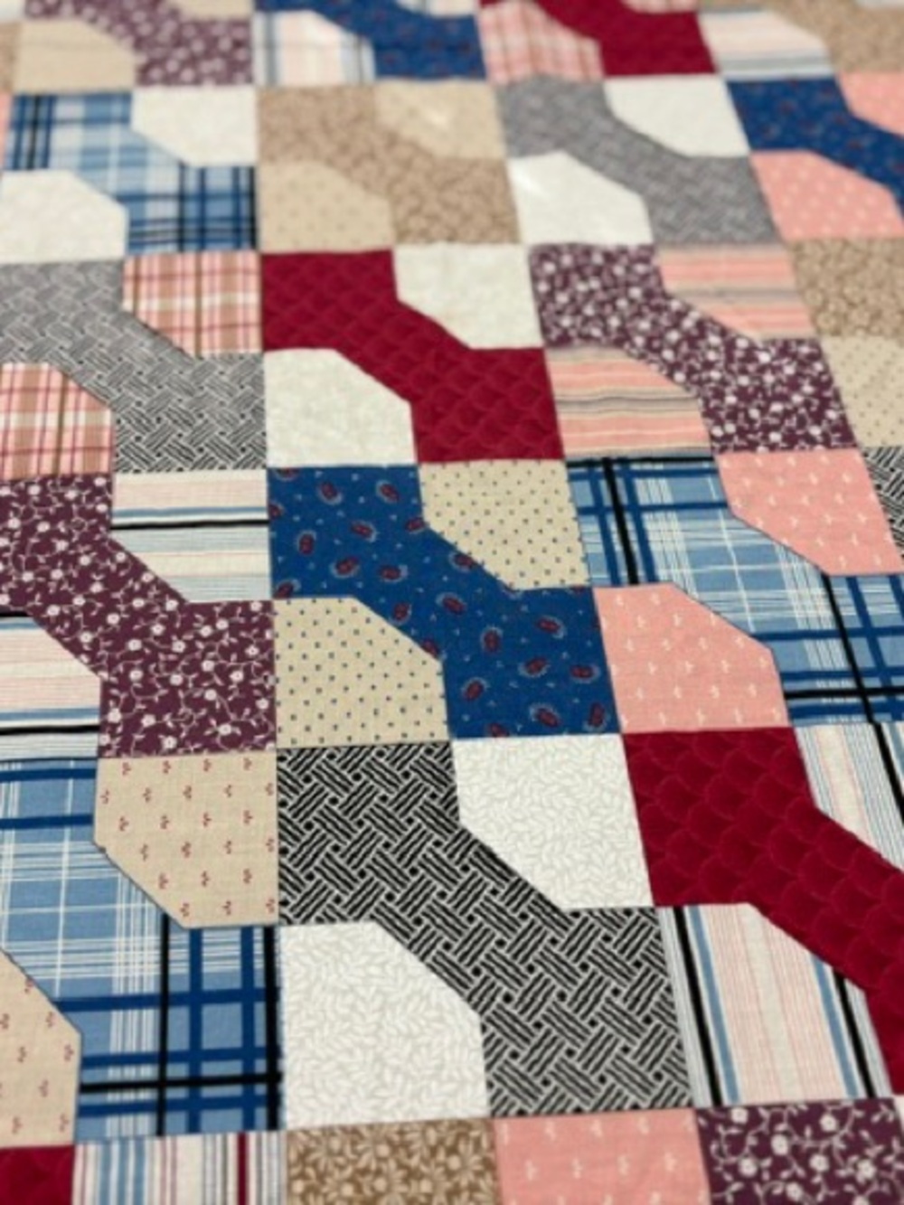 Vintage 1970’s Cotton Bow-Tie Patchwork 82” Round Tablecloth - Picture 2 of 3